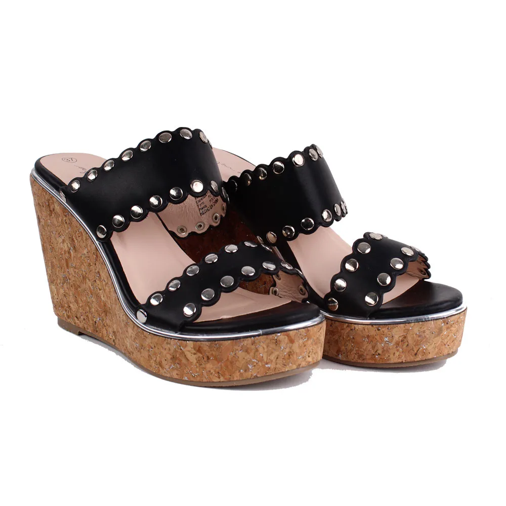 titulo del producto Sandalia Agua de Coco Tachas Negra