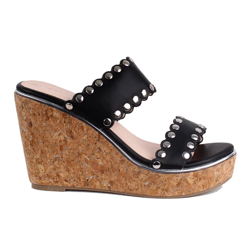 titulo del producto Sandalia Agua de Coco Tachas Negra