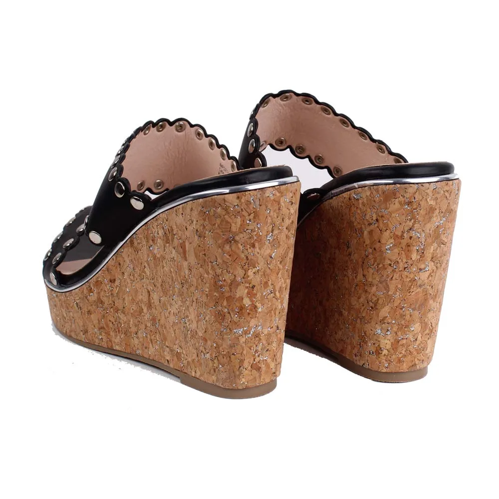 titulo del producto Sandalia Agua de Coco Tachas Negra