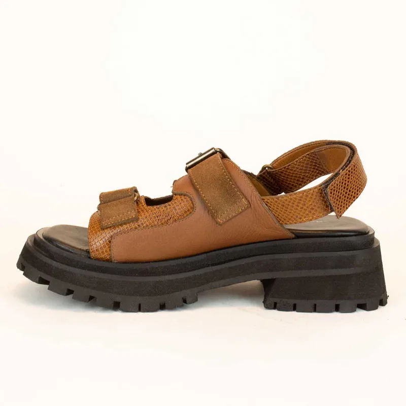 titulo del producto Sandalia Agua de Coco Cuero Halo Marrón