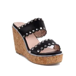 titulo del producto Sandalia Agua de Coco Tachas Negra