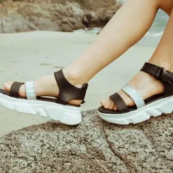 titulo del producto sandalia agua de coco negra