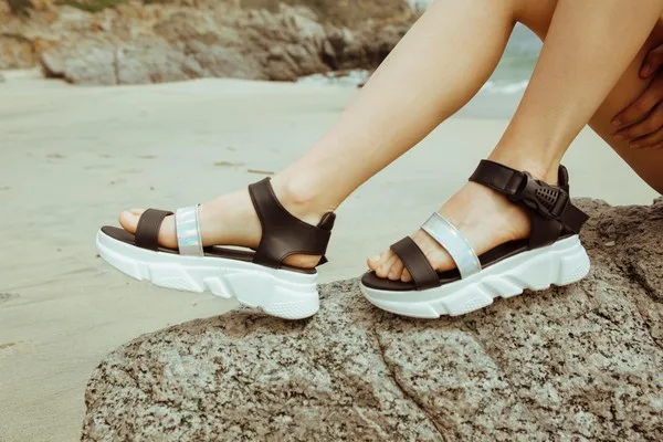 titulo del producto sandalia agua de coco negra