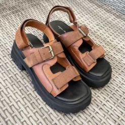 titulo del producto Sandalia Agua de Coco Cuero Halo Marrón